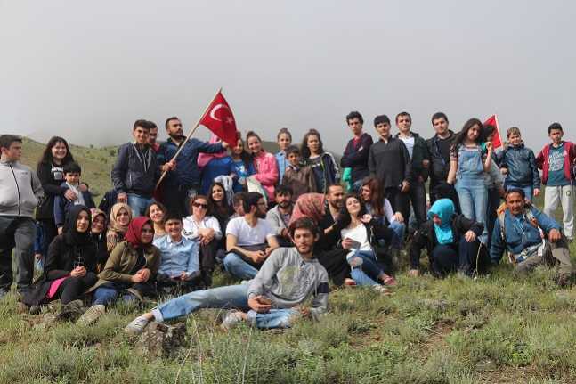 Erzincan'ın Üzümlü ilçesinde Üzümlü Spor Kulübü sporcuları düzenledikleri yürüyüş ve