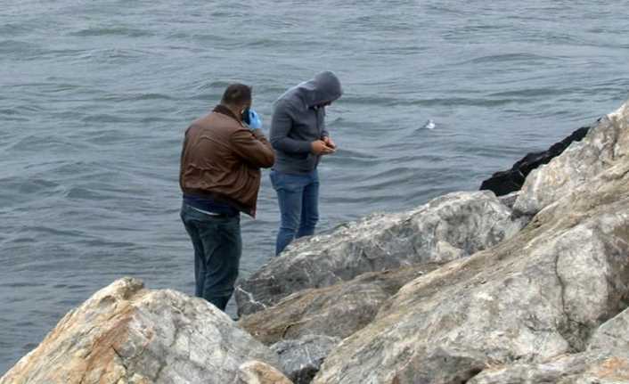 İstanbul Yenikapı sahil kayalıklarında boğazı kesilmiş 30 yaşlarında bir erkek