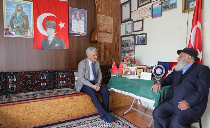 Erzincan Valisi Mehmet Makas, Kanaat Önderlerinden Ahmet Uğurlu’yu Ziyaret Etti.