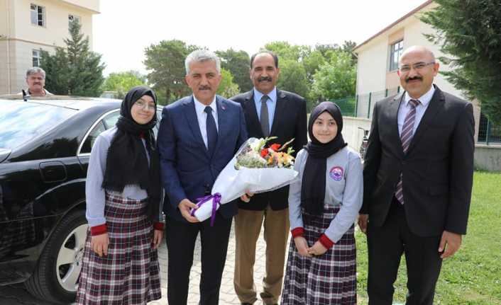Vali Makas TÜBİTAK Projelerinde Başarı Gösteren Öğrencilerle Kahvaltıda Buluştu