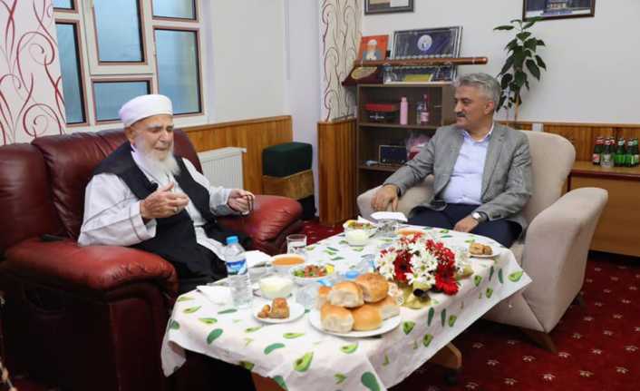 Vali Makas iftarını Hacegül Vakfı’nda Açtı