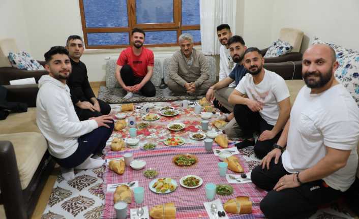 Erzincan Valisi Mehmet Makas, iftar programları kapsamında, aynı evde ikamet