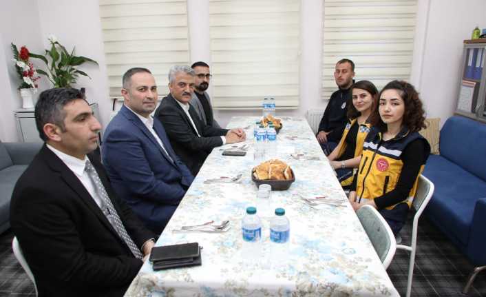 Erzincan Valisi Mehmet Makas, iftar programları kapsamında orucunu sağlık çalışanları