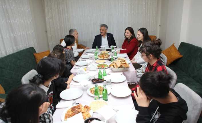 Erzincan Valisi Mehmet Makas ve Eşi Elif Makas, çocuk evlerinde