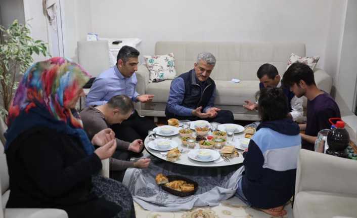 Erzincan Valisi Mehmet Makas, Ramazan ayının ilk gününde, Hocabey Mahallesi’nde