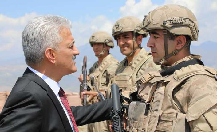 Erzincan Valisi Mehmet Makas, Üs Bölgesinde Nöbet Tutan Güvenlik Görevlilerini