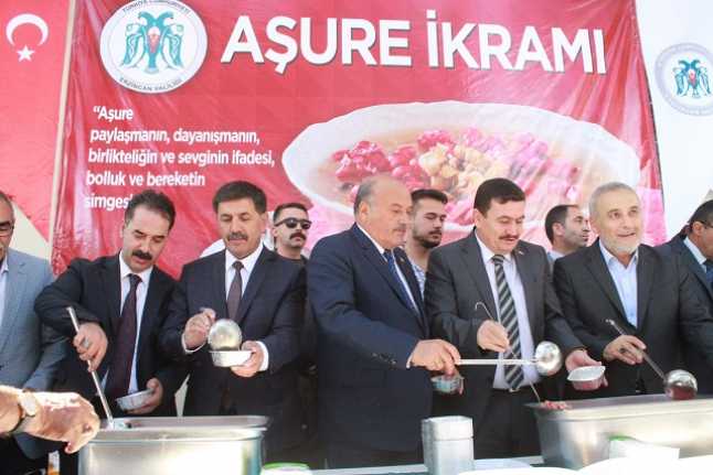 Valilik aşure dağıttı Erzincan Valisi Ali Arslantaş, Muharrem ayı dolayısıyla vatandaşlara aşure
