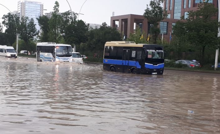 Ankara Valiliği, gün boyunca yağan yoğun yağmur nedeniyle oluşan sel