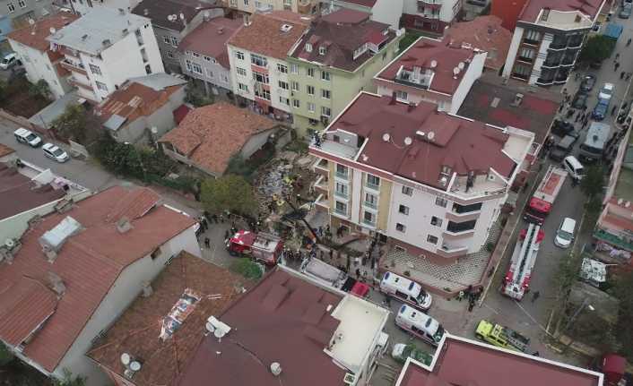 İstanbul Sancaktepe’de eğitim uçuşu yapan askeri helikopter, bir binanın çatısına