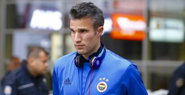 Feyenoord, Van Persie için pazartesi günü stadında imza töreni düzenleyecek.