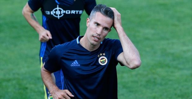 Hollandalı futbolcu van Persie, kendisini 1,5 yıllığına Feyenoord'a bağlayan sözleşmeye