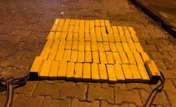 Van merkez Edremit ilçesinde bir kamyonetin şasesinde 39 kilo 960