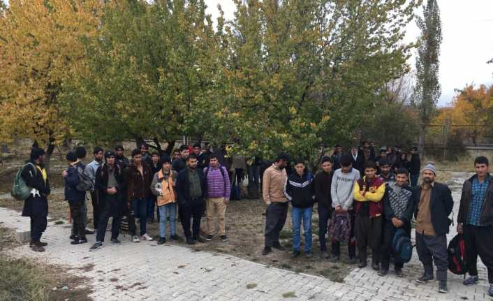 Van’da yurda yasa dışı yollardan giren 47 kaçak göçmen yakalandı.