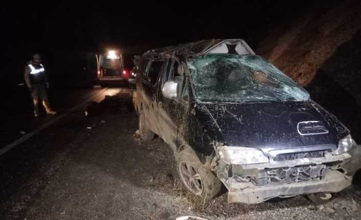 Van-Bahçesaray karayolunda kaçak Afganları taşıyan aracın takla atması sonucu 5