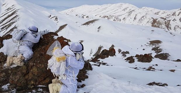 Van'ın Gürpınar ilçesi kırsalında PKK'lı teröristlerin kullandığı, bidon ve hortum