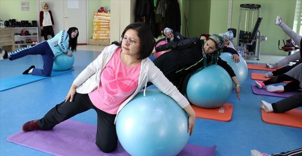 Van Büyükşehir Belediyesince yeniden faaliyete geçirilen yaşam merkezine gelen kadınlar,
