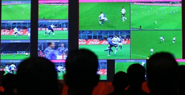 Video Yardımcı Hakem (VAR) sistemi, FIFA tarafından futbol kuralları arasına