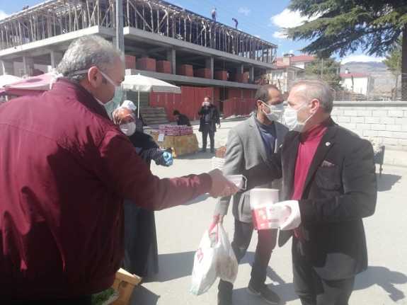 Vatandaşlara ücretsiz maske dağıtıldı Yeni tip koronavirüs tedbirleri kapsamında cumartesi pazarı girişlerinde vatandaşlara ücretsiz