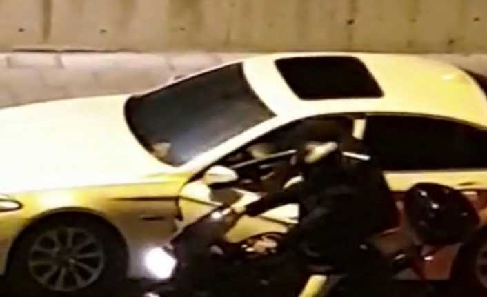 Vatandaşların gözü önünde otomobilden hırsızlık İstanbul Başakşehir’de park halindeki lüks otomobilin 30 bin lira değerindeki