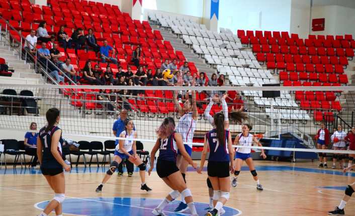 Okul Sporları Yıldızlar Voleybol Türkiye şampiyonası Erzincan’da başladı. Yıldırım Akbulut