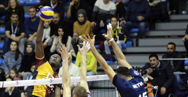 Voleybol Efeler Ligi play-off çeyrek final üçüncü maçında Fenerbahçe ile