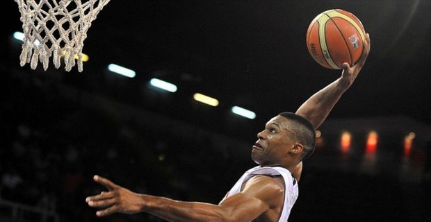 NBA'de Oklahoma City Thunder forması giyen Westbrook, San Antonio Spurs