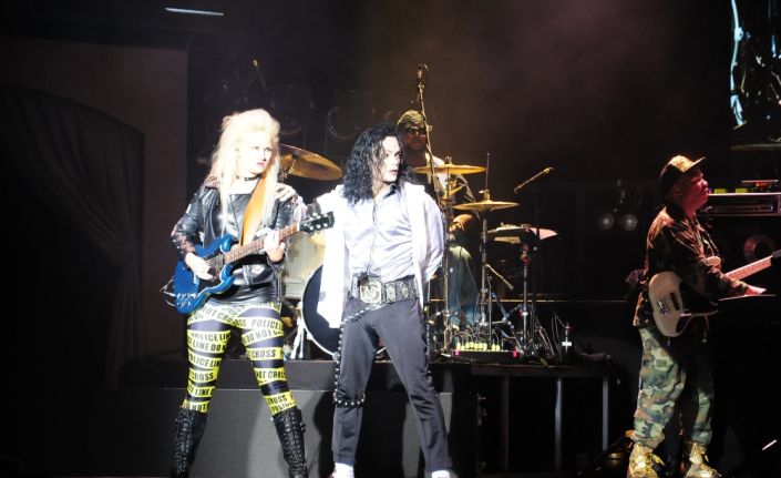 Michael Jackson’la yıllarca aynı sahneyi paylaşan ve Jackson’ın ses ve
