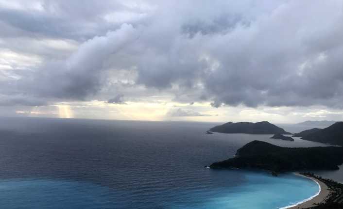 Muğla’nın Fethiye ilçesinde etkili olan yağışın ardından denizin rengi turkuaza