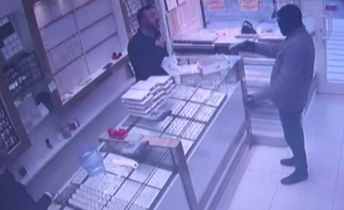 Ankara’da yaşanan kuyumcu soygunu girişiminin zanlısı polis tarafından yakalanacağını anlayınca