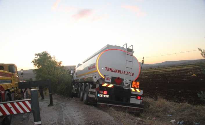 Kilis’te, radar uygulaması yapan trafik aracına yakıt tankerinin çarpması sonucu