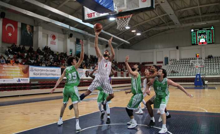 Türkiye Basketbol Ligi’nin 6. haftasında Yalova Belediyespor ilk galibiyetini aldı.