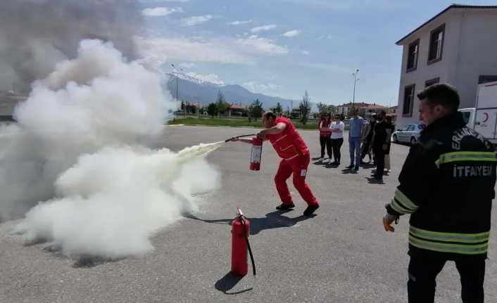 Türk Kızılay Derneği Erzincan Kan Bağış Merkezi personellerine yangın eğitimi