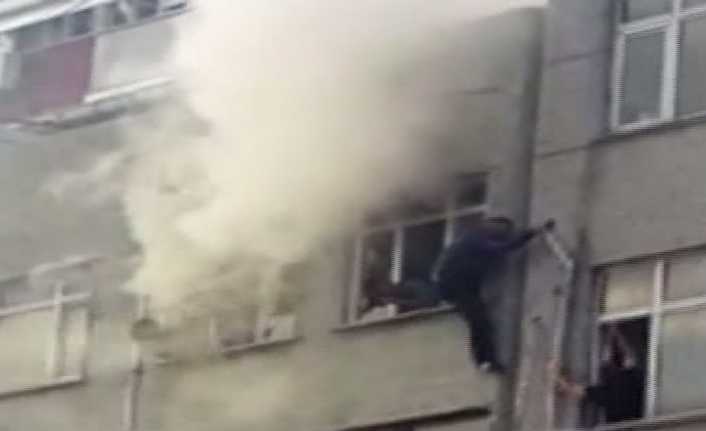 İstanbul Sultangazi’de çıkan yangında yaşanan can pazarı kameraya yansıdı. Yangında