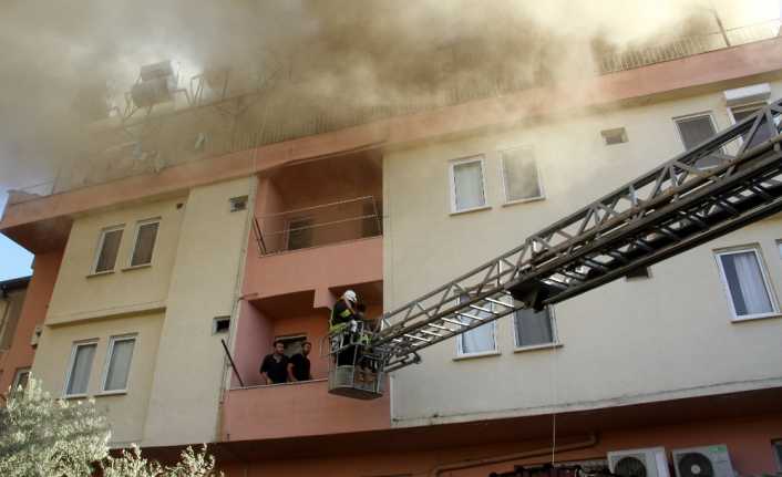 Muğla’nın Fethiye ilçesinde bir binanın çatı katında çıkan yangın sırasında
