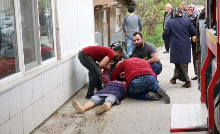 Sakarya’nın Akyazı ilçesinde iki katlı evde çıkan yangın paniğe neden
