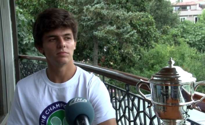 Wimbledon Genç Çiftler kategorisinde şampiyon olan 18 yaşındaki tenisçi Yankı