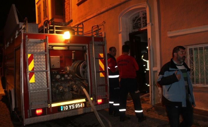 Balıkesir’in Ayvalık ilçesinde 2 katlı bir evde çıkan yangında alevler