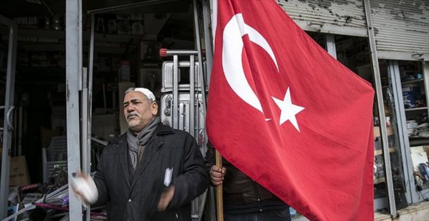 Zeytin Dalı Harekatı'na destek için evine Türk bayrağını astıktan sonra
