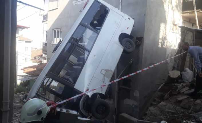 Kocaeli’nin Gölcük ilçesinde yokuştan aşağıya indiği esnada freni patlayan yolcu