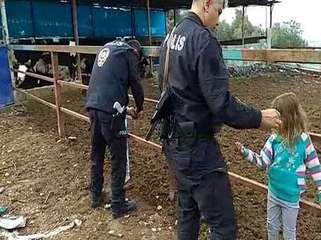 Osmaniye’de babaları tarafından yaramazlık yaptıkları iddiasıyla evlerinin yanındaki ahırı çevreleyen
