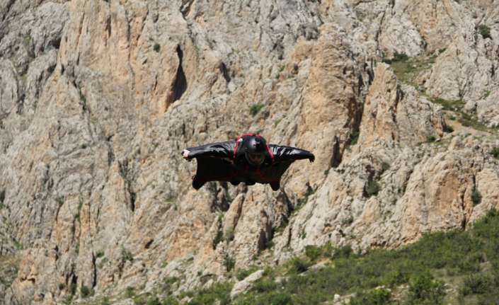 Erzincan’ın Kemaliye ilçesinde devam eden Wingsuit atlayışları yerli ve yabancı
