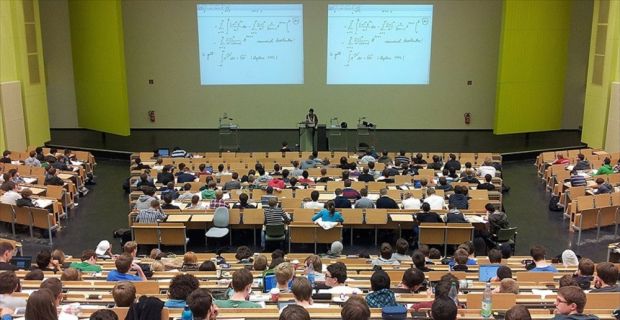 AK Parti'li Elitaş'ın "yardımcı doçentlik" kadrosu yerine "doktor öğretim üyesi"