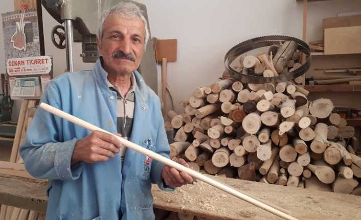 Erzincan’da yarım asırdır kazma, kürek ve balta gibi aletlere sap