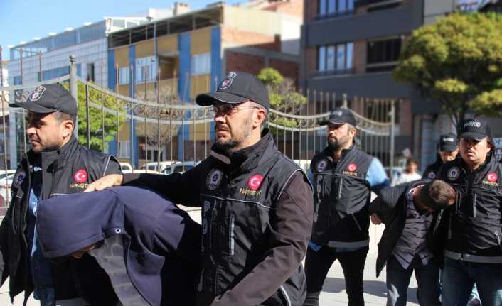 Eskişehir Emniyet Müdürlüğü tarafından uyuşturucuyla mücadele kapsamında gerçekleştirdiği operasyonda yaklaşık
