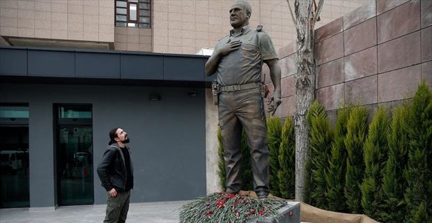 İzmir Adliyesi'ne düzenlenen saldırı sırasında şehit edilen Fethi Sekin'in anısını