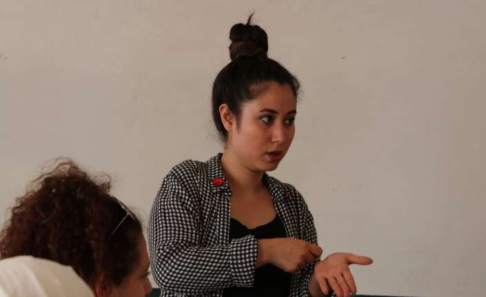 Annesi ve babası işitme engelli olan ancak kendisinde işitme engeli