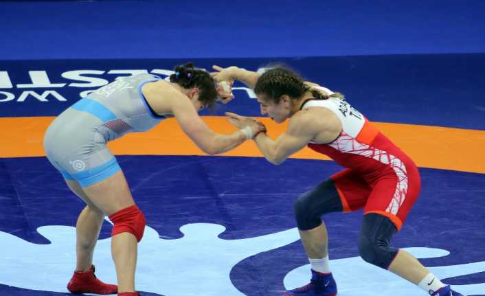 Macaristan’ın başkenti Budapeşte’de düzenlenen Dünya Kadınlar Güreş Şampiyonası’nda 76 kiloda