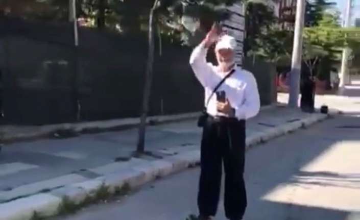 Afyonkarahisar’da elektrikli kaykay (hoverboard) ile görüntülenen yaşlı adamın videosu görenleri