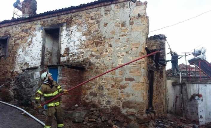 Balıkesir’in Gömeç ilçesinde çıkan ev yangınında, 95 yaşındaki yaşlı kadın