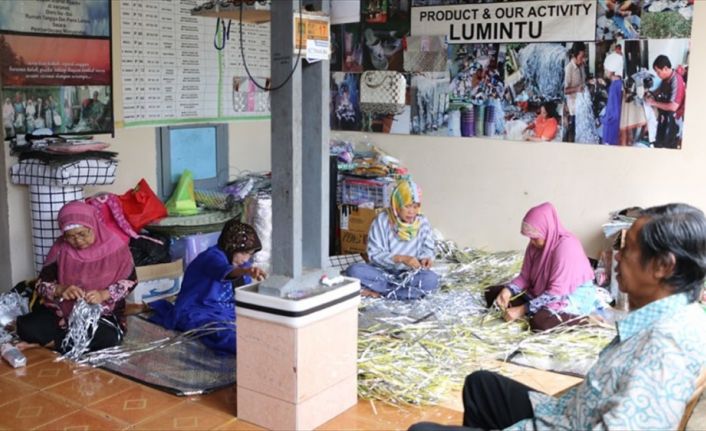 Geri dönüşüm projesi Lumintu çalışanı yaşlılar, çöplükten ya da fabrikaların